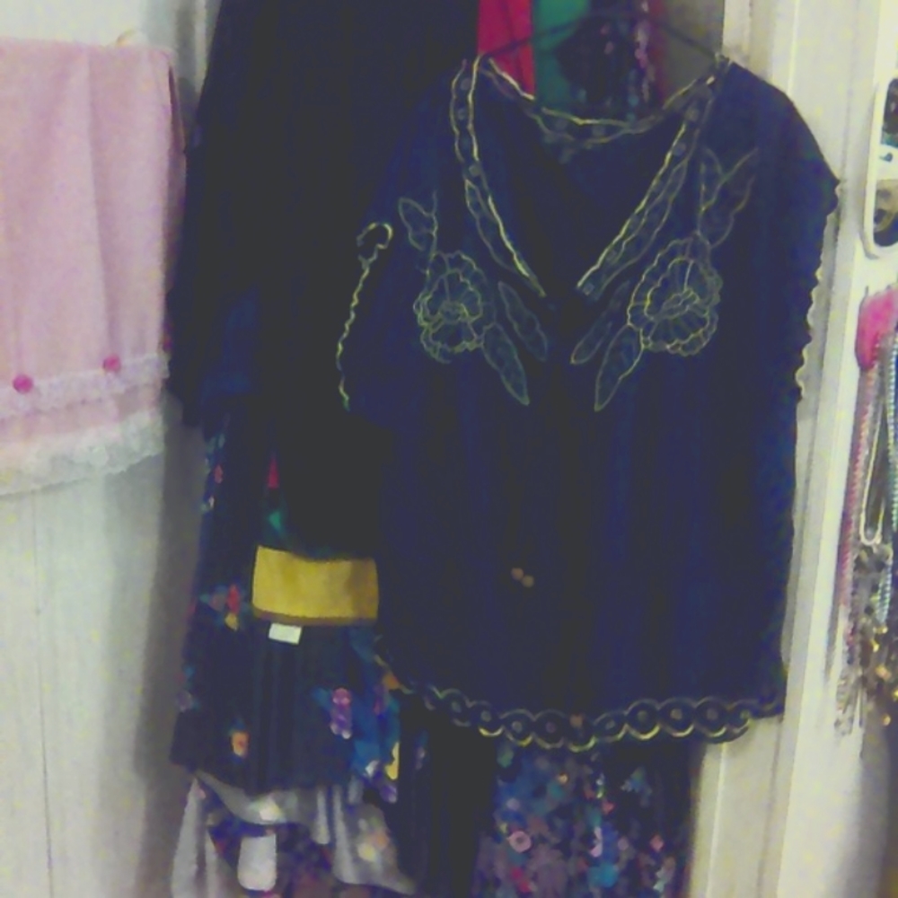 Woman's blouse the size is 3X. The blouse is adjustable pleasant blouse style